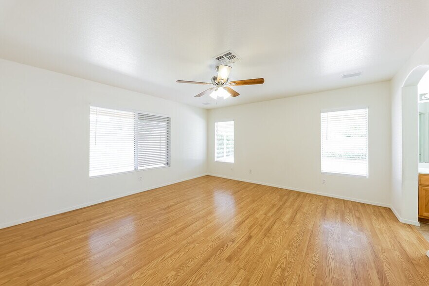 Building Photo - 2217 E Kelton Ln