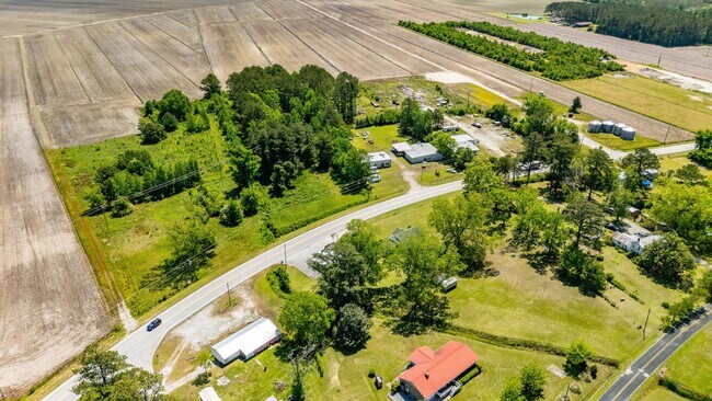 Building Photo - Convenient Hwy. 55 Location – Charming 2BR with Large Yard
