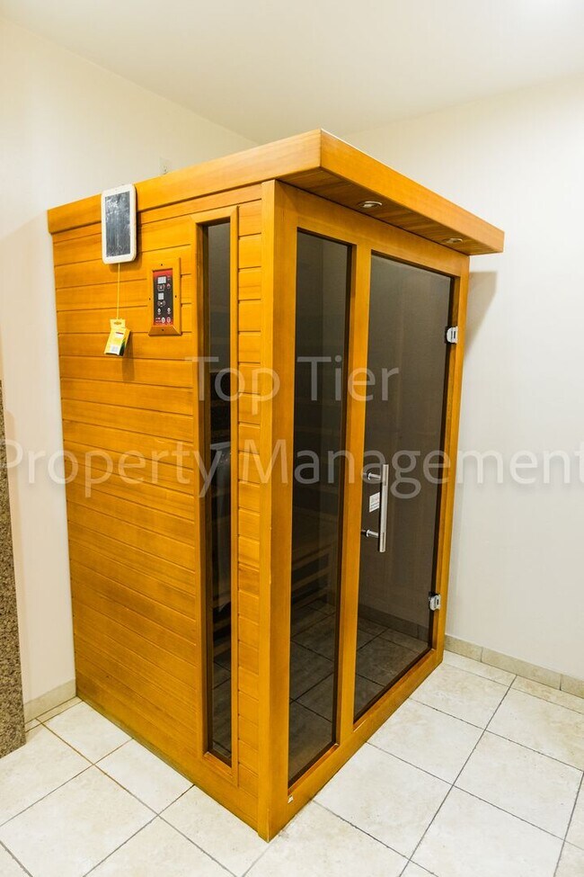 Building Photo - Spacious Top-Floor 1BR Condo with Ocean Vi...