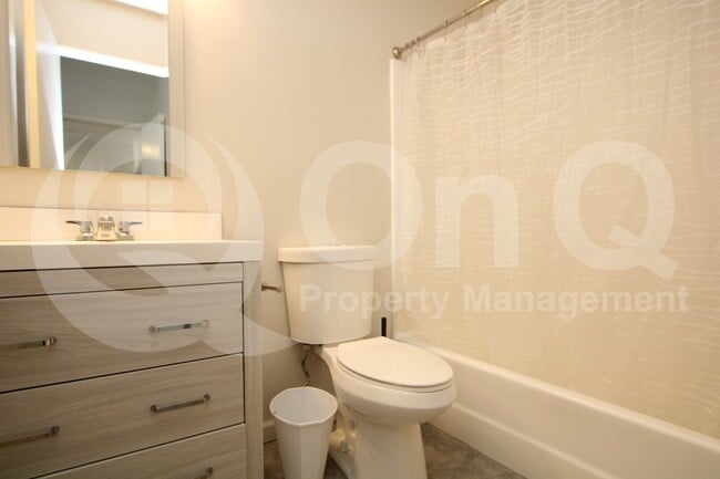 Building Photo - 930 N Mesa Dr