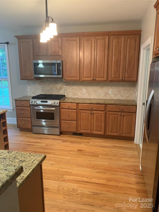 Building Photo - 7925 Bay Pointe Dr