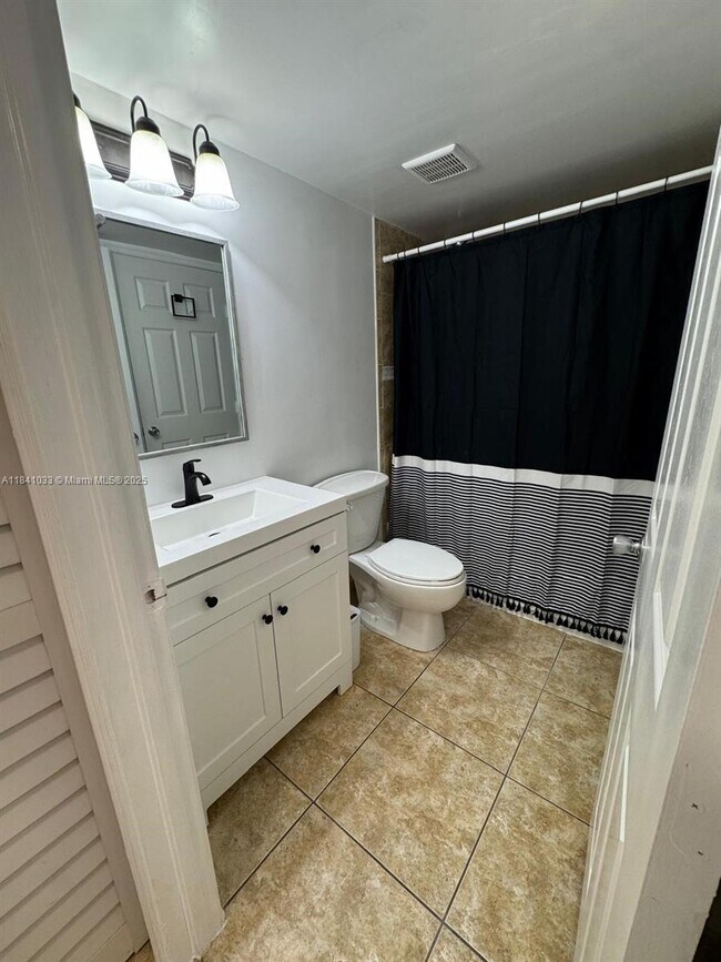 Building Photo - 10410 SW 157th Ct