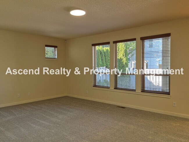 Building Photo - Available Immediately Minutes to Orenco Sh...