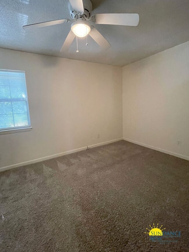 Building Photo - Great Centrally Located 2 Bedroom Townhous...