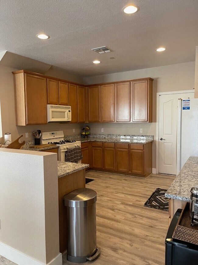 Building Photo - AVAILABLE NOW!  Beautiful 3BD/3BA North West HOME Resort-Style Living Across from Omni Tucson Nat...