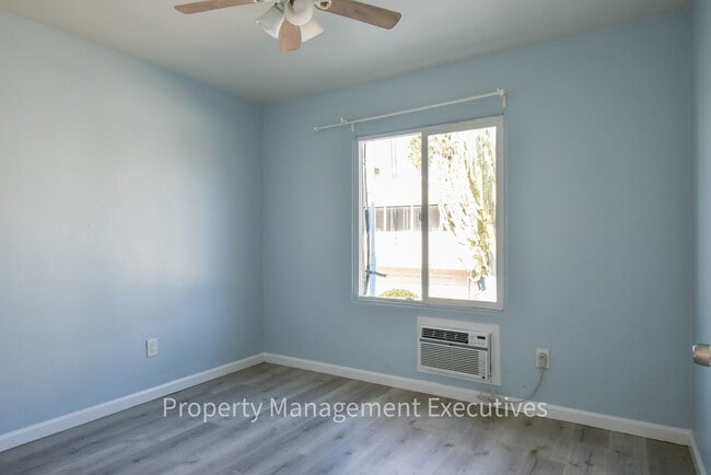 Building Photo - 2 Bedroom, 1 Bath Duplex Unit near Beach