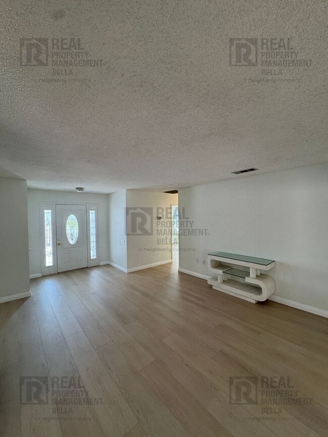 Building Photo - 55+ Community Gem: Open Floor Plan, Large Backyard & Clubhouse Amenities