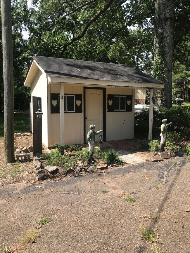 Building Photo - Country Living