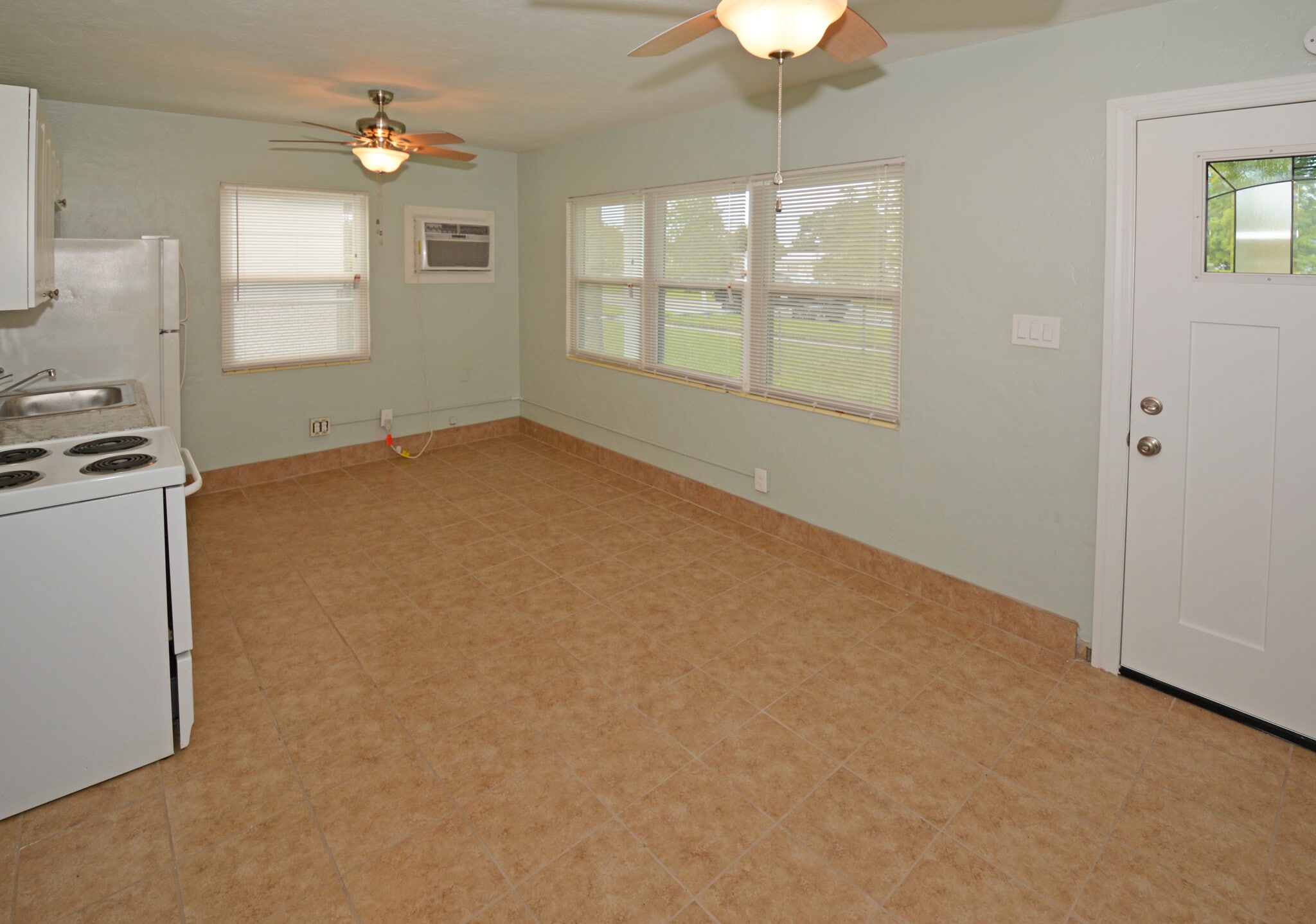 Building Photo - 5009 TANGERINE AVE S