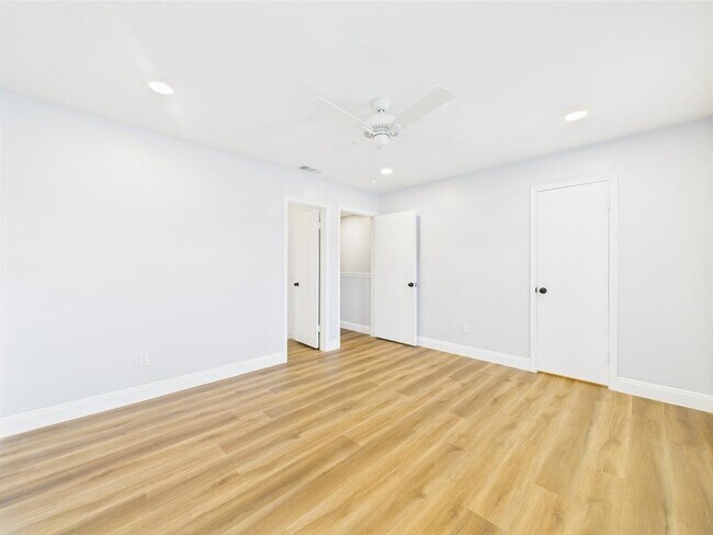 Building Photo - 10380 Briar Forest Dr