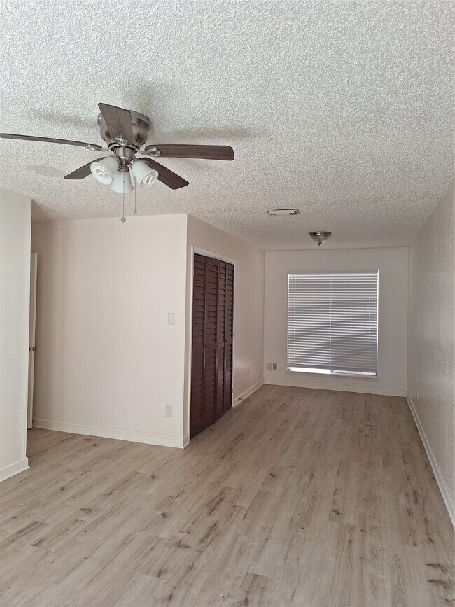 Building Photo - 4030 Knoll Glen Dr