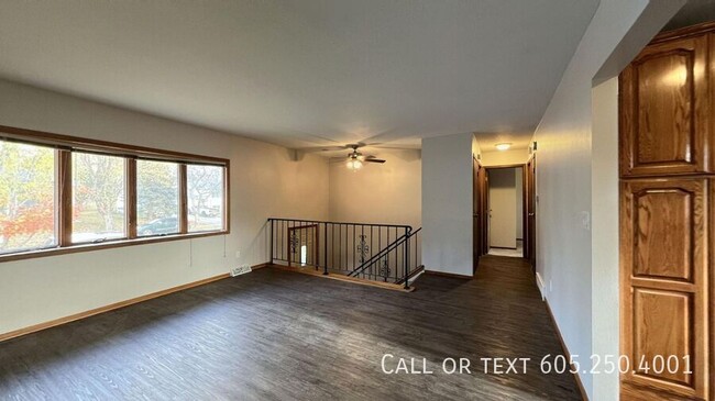 Building Photo - 4 bed 2 bath Newly Remodeled Home with att...