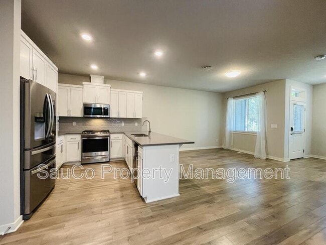 Building Photo - 6473 SE Genrosa St