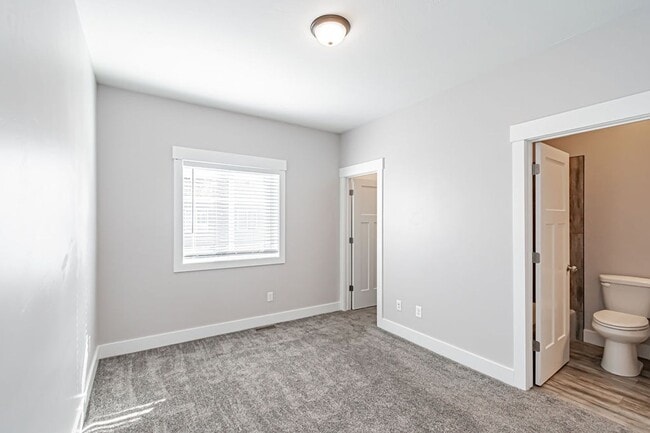 Building Photo - 654 S Saturn Ave