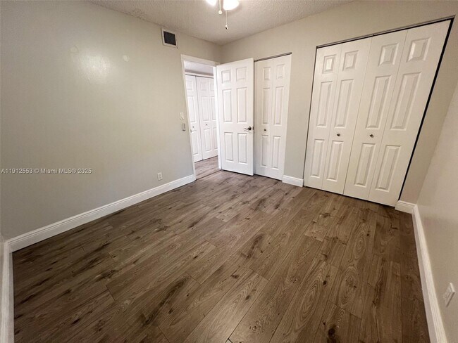 Building Photo - 185 Wimbledon Lakes Dr