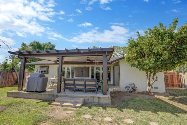 Building Photo - 4 Bedroom 2 Bath House for Rent Within Wal...