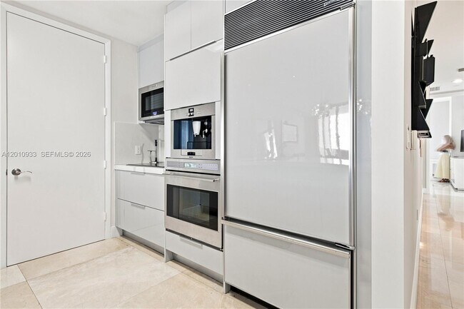 Building Photo - 15811 Collins Ave