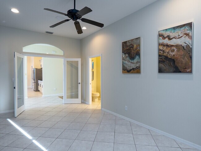 Building Photo - "Spacious 3-Bedroom Oasis with 2 Baths and 2,287 Sq Ft in Bradenton!"