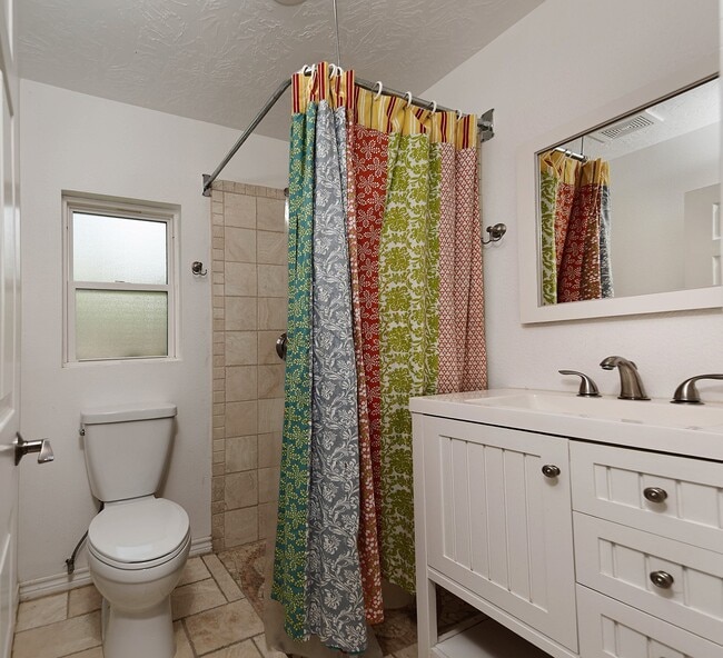 Building Photo - 27 Bluff Creek Pl