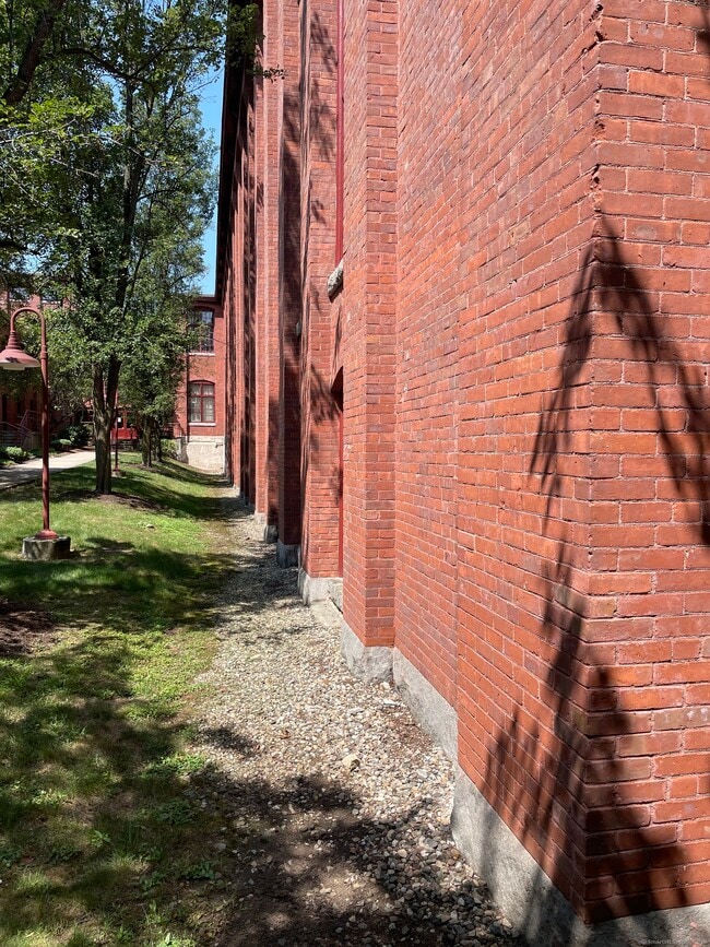 Building Photo - 839 Main St