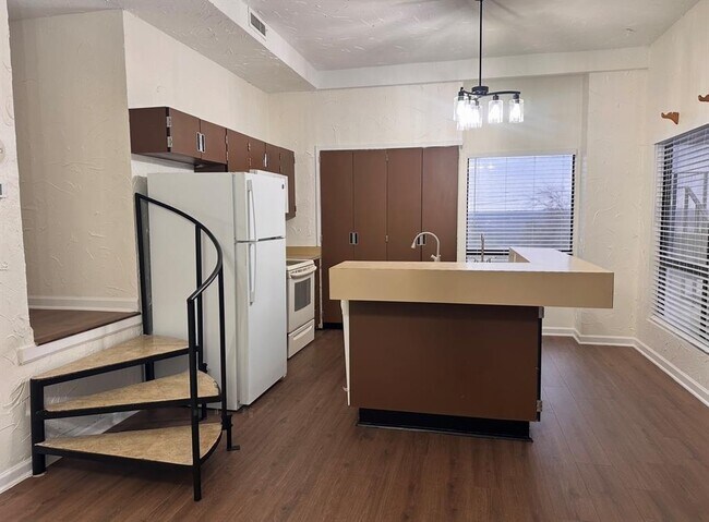 Building Photo - 5916 Lago Vista Way