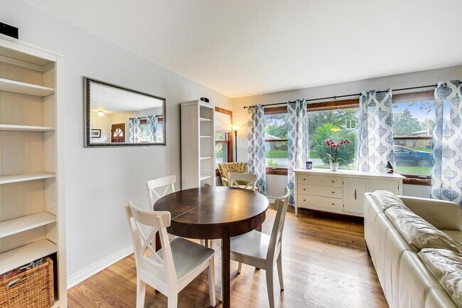 Building Photo - 1304 N Mitchell Ave