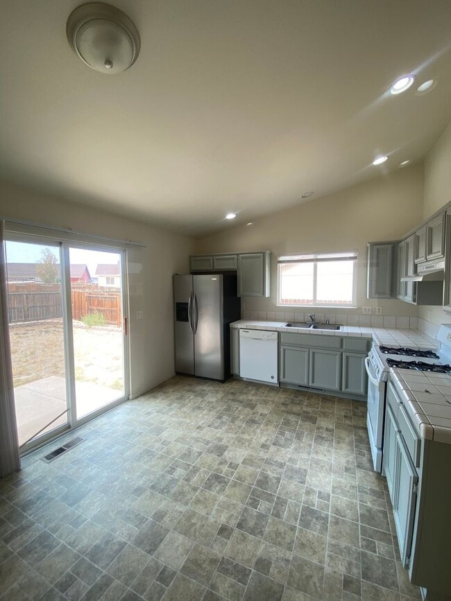 Building Photo - Charming 3 Bedroom