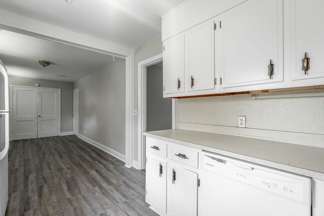 Building Photo - Newly Renovated 2 Bedroom 1 bath Home