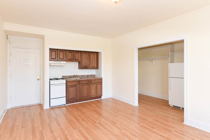 Building Photo - 3335 W Diversey Ave