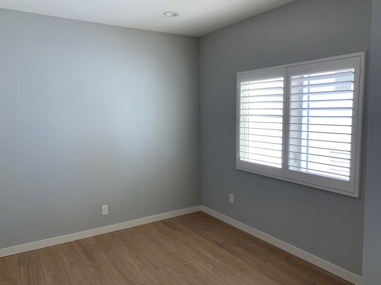 Building Photo - 646 N Serrano Ave