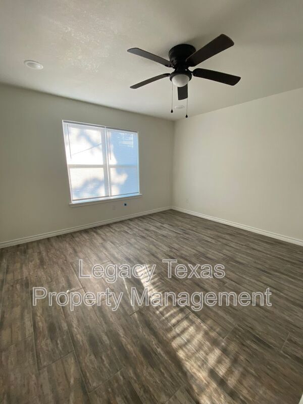 Building Photo - 702 S Wilhite St