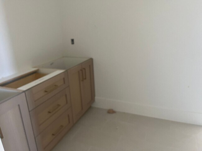 Building Photo - Gorgeous 6 bedroom with Pool and RV Garage