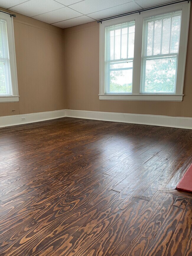 Living Room - 222 W End Blvd