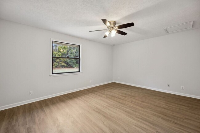 Building Photo - Newly Renovated 3 Bedroom Home on 1 Acre – No HOA!