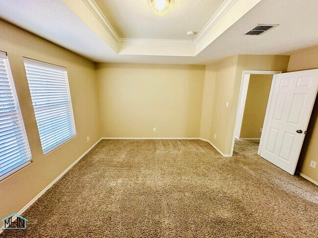 Building Photo - Looking for space, comfort, and convenienc...