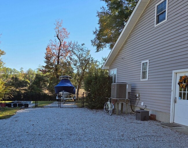 Building Photo - Beautiful 3 bedroom, 2 bath house with one car garage, located on Jonaquins Creek.