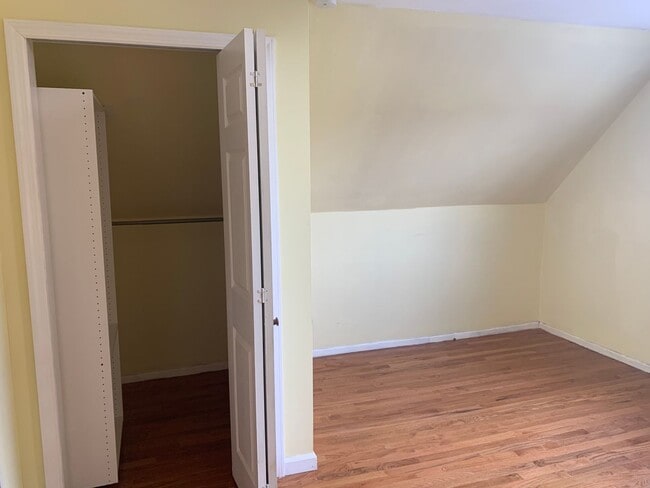 Building Photo - Terrific 4 Bed/1 Bath Home in Elmont!