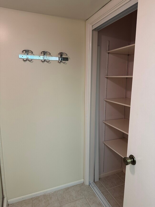 Building Photo - Waterbury Way condominium - utilities included