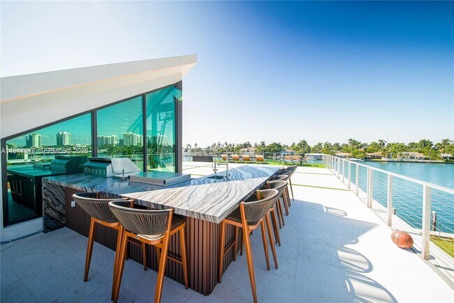 Building Photo - 7520 W Treasure Dr