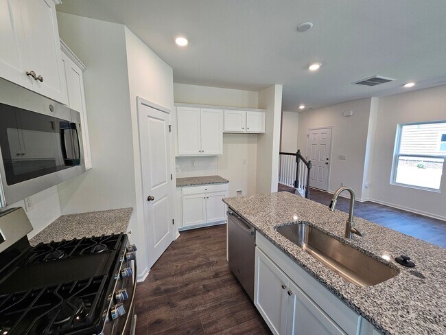Building Photo - Like New End-Unit townhome in Monroe!