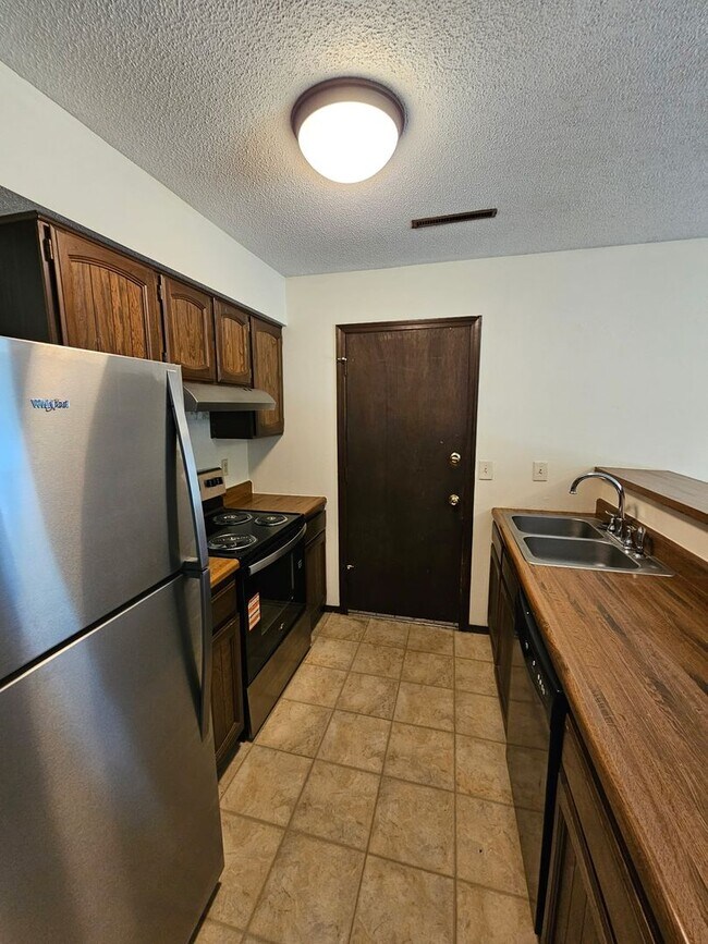 Building Photo - 2 Bedroom 1 Bath Duplex in West Columbia - Updates 2026