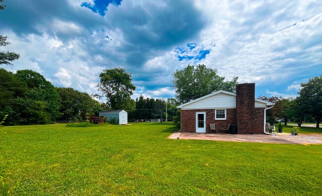 Building Photo - Charming 3 bedroom, 1 1/2 bathroom home in...