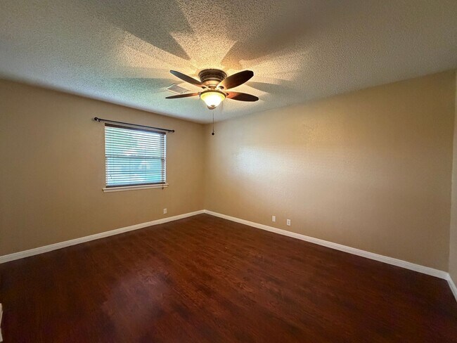 Building Photo - 3-bedroom, 2-bath rental in the heart of Tulsa, located in the highly desirable Union School Dist...