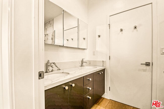 Building Photo - 535 N Formosa Ave