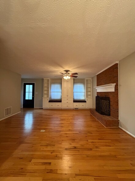 Building Photo - 1170 Lois Ln