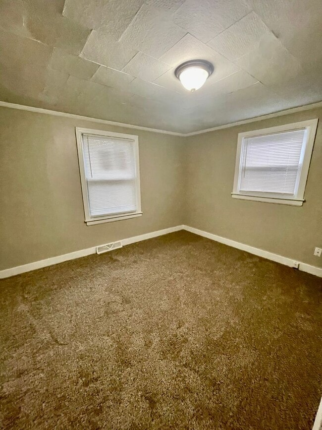 Building Photo - Welcome to this newly renovated, a charming 3-bedroom, 1-bathroom home located in the vibrant cit...