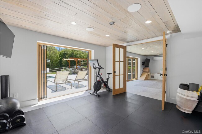 Building Photo - 90 Springhurst Rd