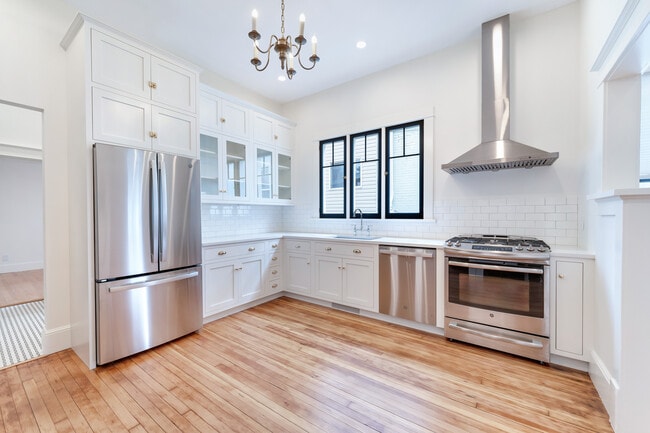 Building Photo - 731 E Linden Ave