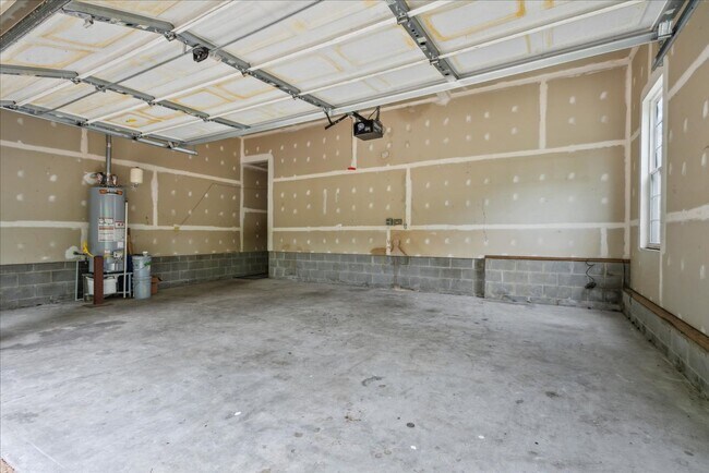 Building Photo - Spacious home in Fernbrook community and J...