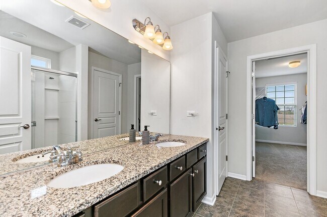 Building Photo - 3557 Crestwood Ln